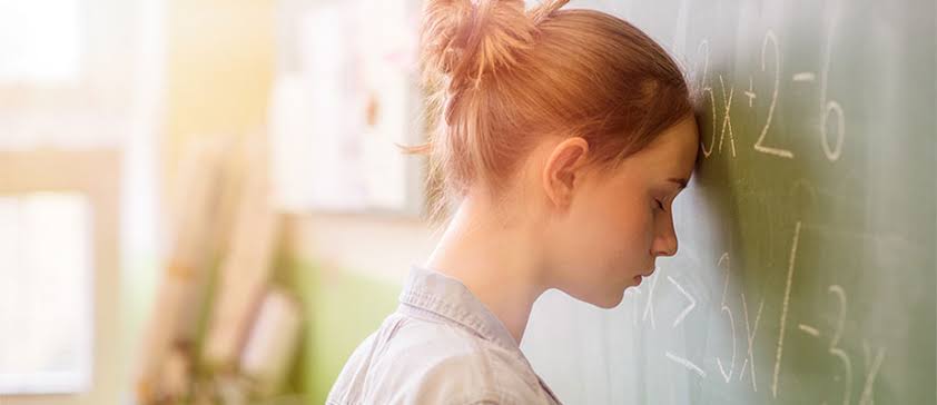 كيف نتعامل مع القلق عند المراهقين