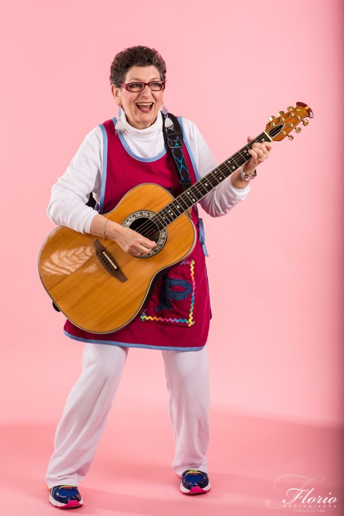 جدة تلعب الجيتار