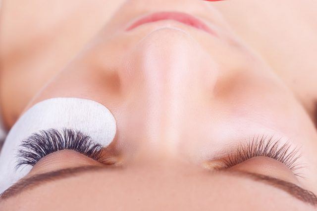 زيت جوز الهند من طريقة تطويل الرموش