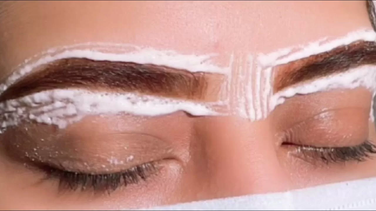 صبغت حواجبي وطلعت عريضة