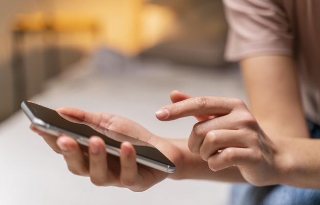 التعامل مع خيانة الزوج بالهاتف