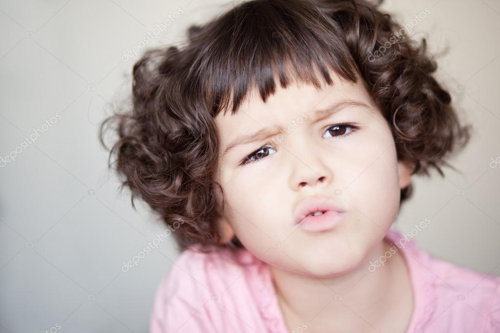 قصات شعر اطفال بنات كيرلي 2024