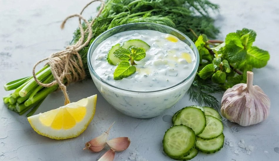 سلطة زبادي بالخيار والجزر