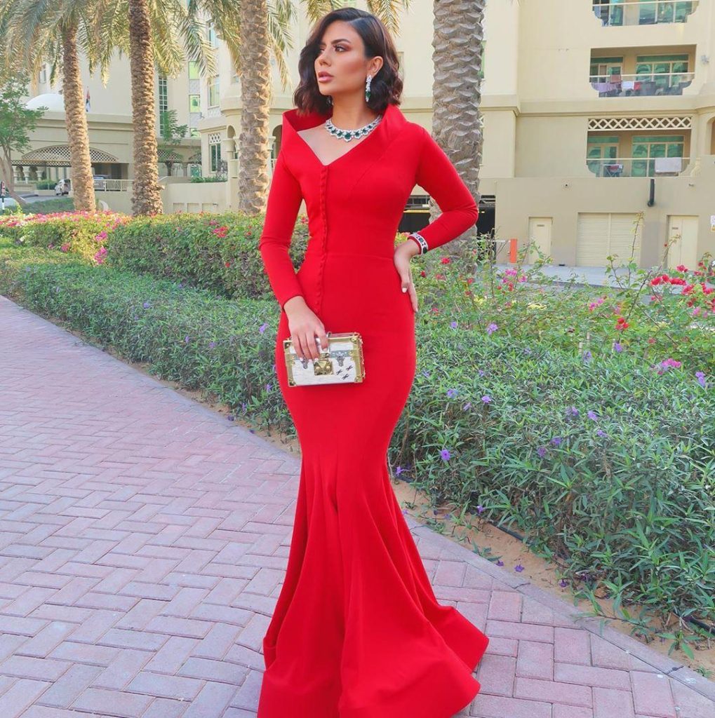 فساتين سهرة طويلة بأكمام