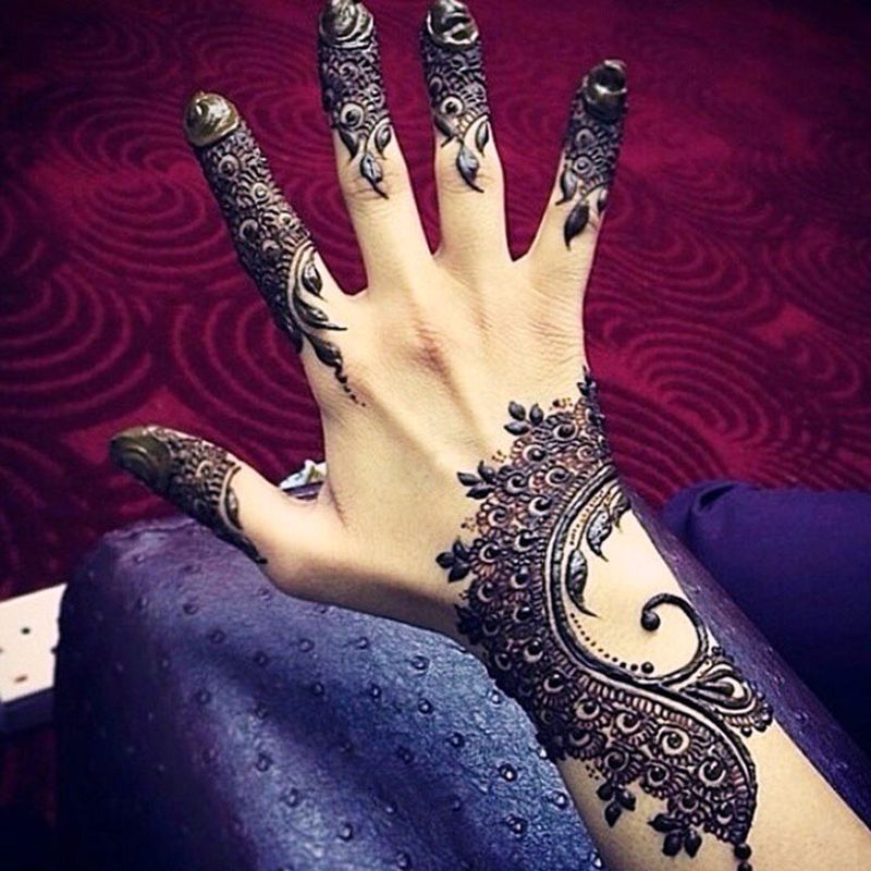 نقش حناء أسود