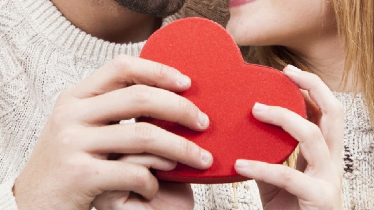 علامات حب الرجل للمرأة سرا