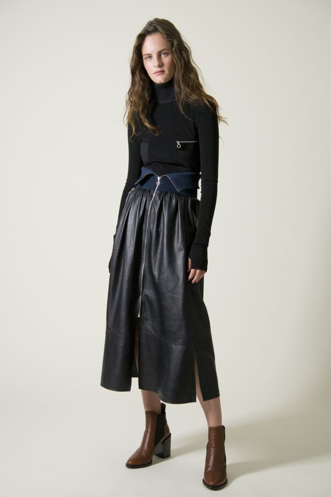 موديلات تنانير جلد قصيرة