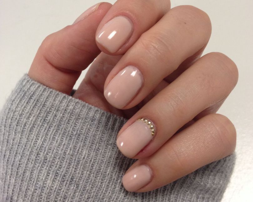 مناكير لون بيج فاتح