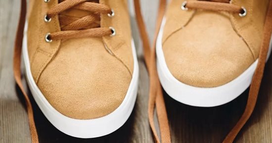 كيفية تنظيف الحذاء الشامواه الأصفر