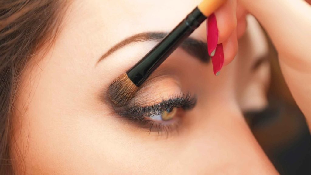 أخطاء مكياج العيون المبطنة