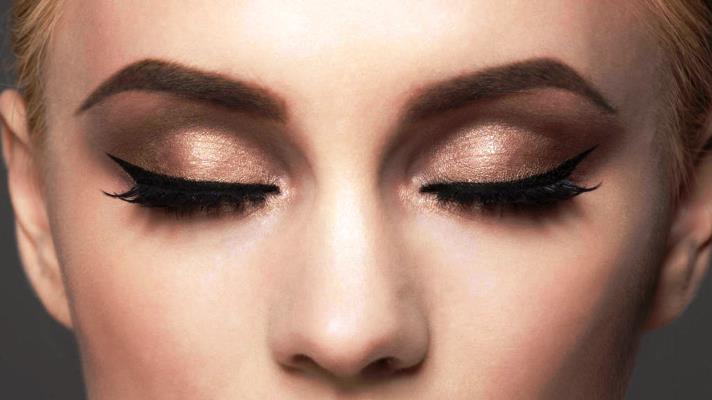 طريقة وضع الآيلاينر بسهولة