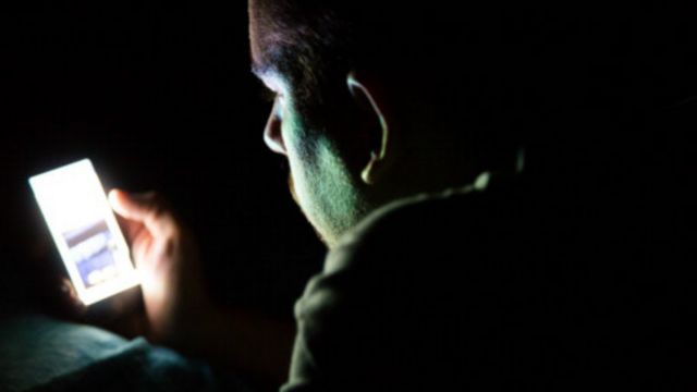 الخيانة الزوجية عبر مواقع التواصل الاجتماعي