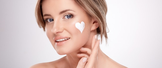 أفضل كريم لتفتيح الوجه من الصيدلية