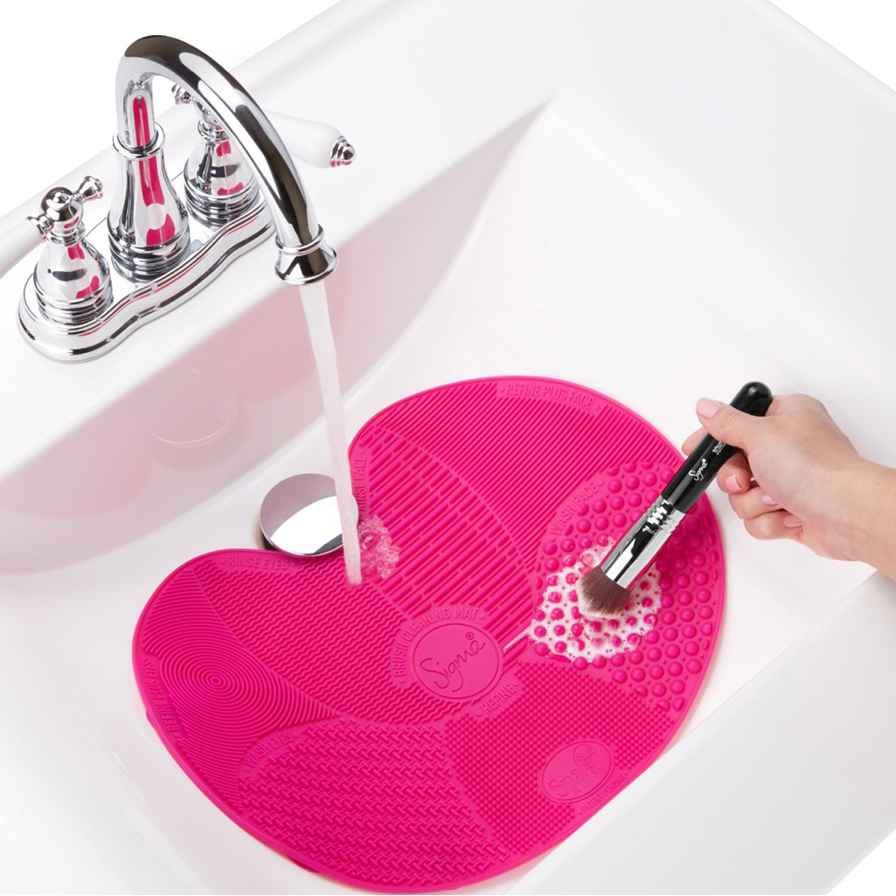 طريقة تنظيف فرش المكياج