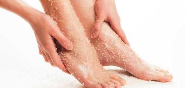 طريقة تنعيم القدمين وإزالة الجلد الميت