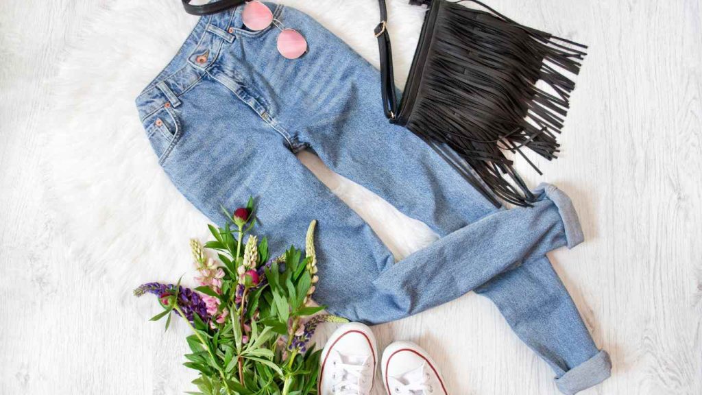 ما هي الألوان التي تناسب الجينز الأزرق الفاتح