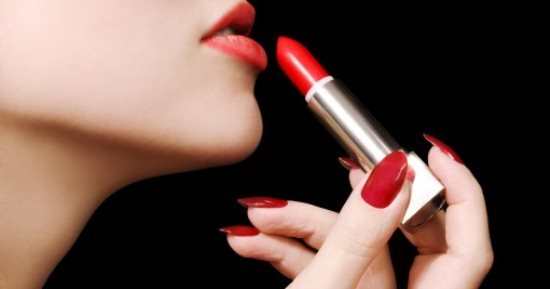 تثبيت أحمر الشفاه في الصيف