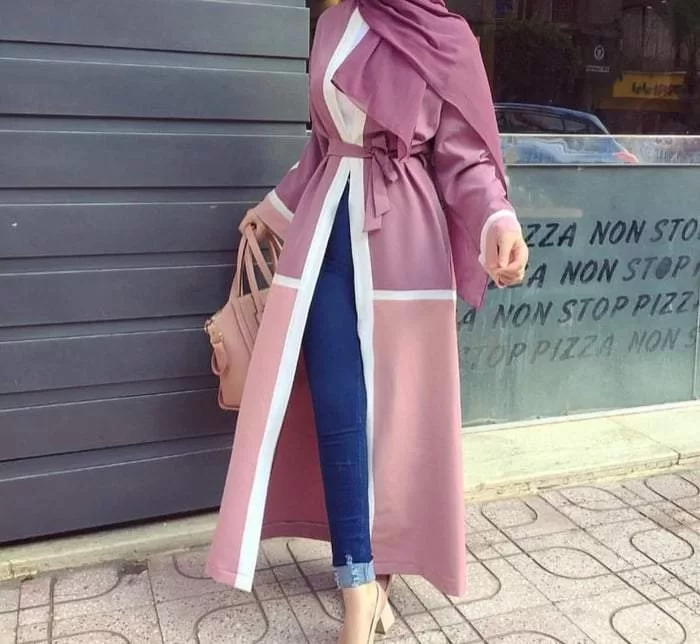 عباءة مع بنطلون جينز