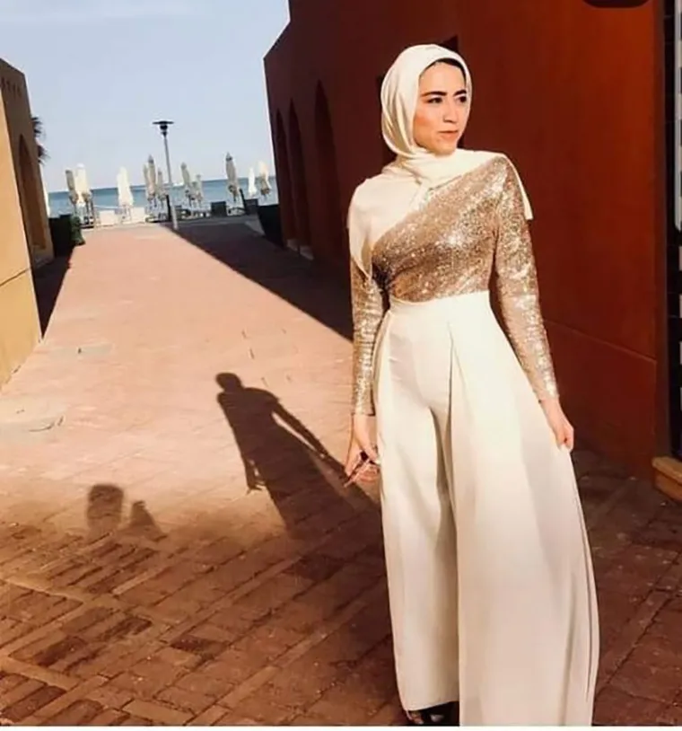 بلوزات سواريه على بنطلون واسع