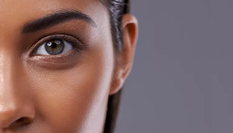 عدسات للبشرة السمراء