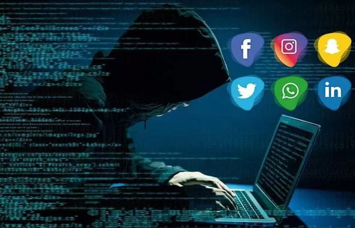 سلبيات مواقع التواصل الاجتماعي على المراهقين