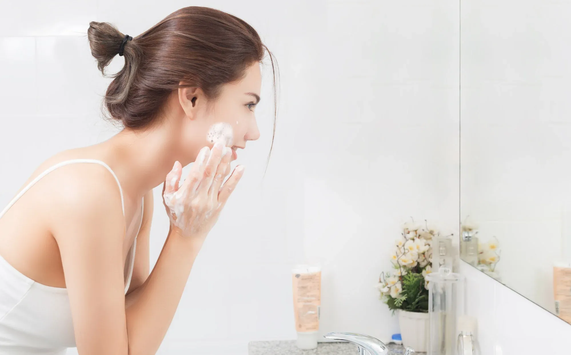 طريقة صحيحة لتنظيف البشرة